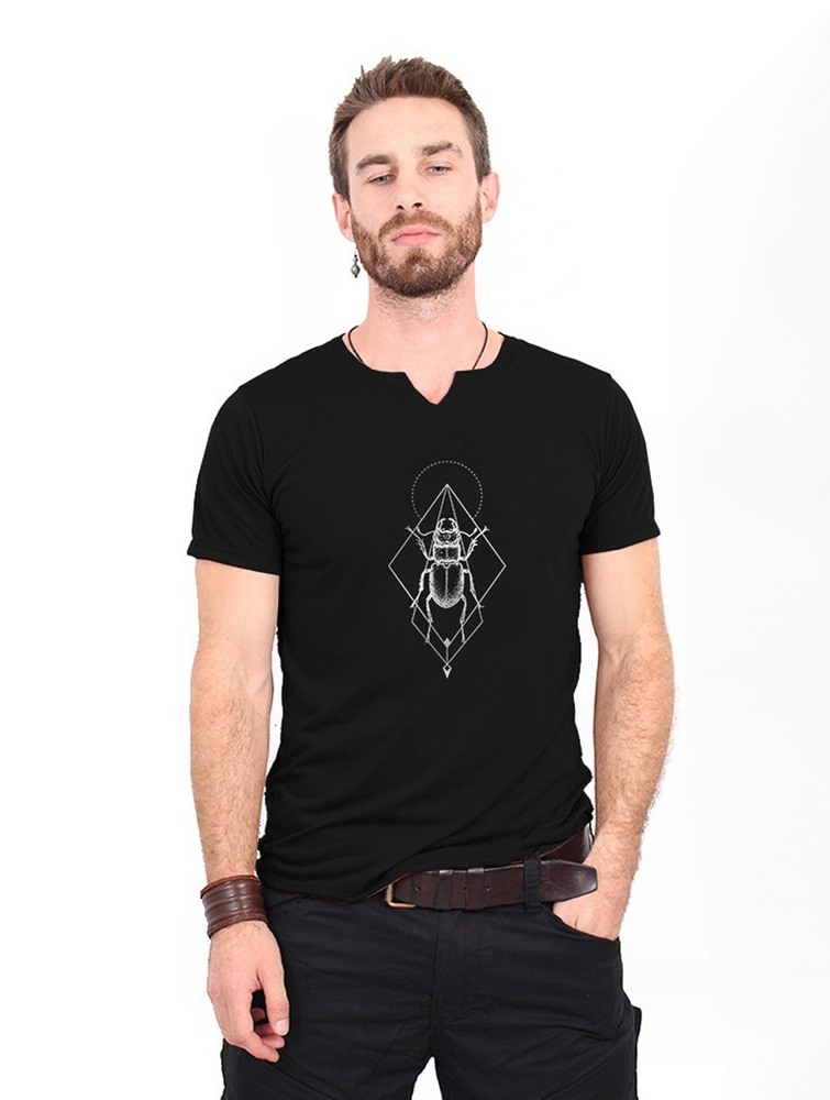 Toonzshop Scarab Spirit Slit V-neck T-shirt Miesten T-Paita Mustat Hopea | 7820XNBOV